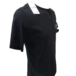 LACOSTE T-SHIRT ME ΛΑΙΜΟΚΟΨΗ ΜΑΥΡΟ ΚΑΙ ΑΝΑΓΛYΦΟ LOGO ΕΜΠΡΟΣ REGULAR FIT UNISEX